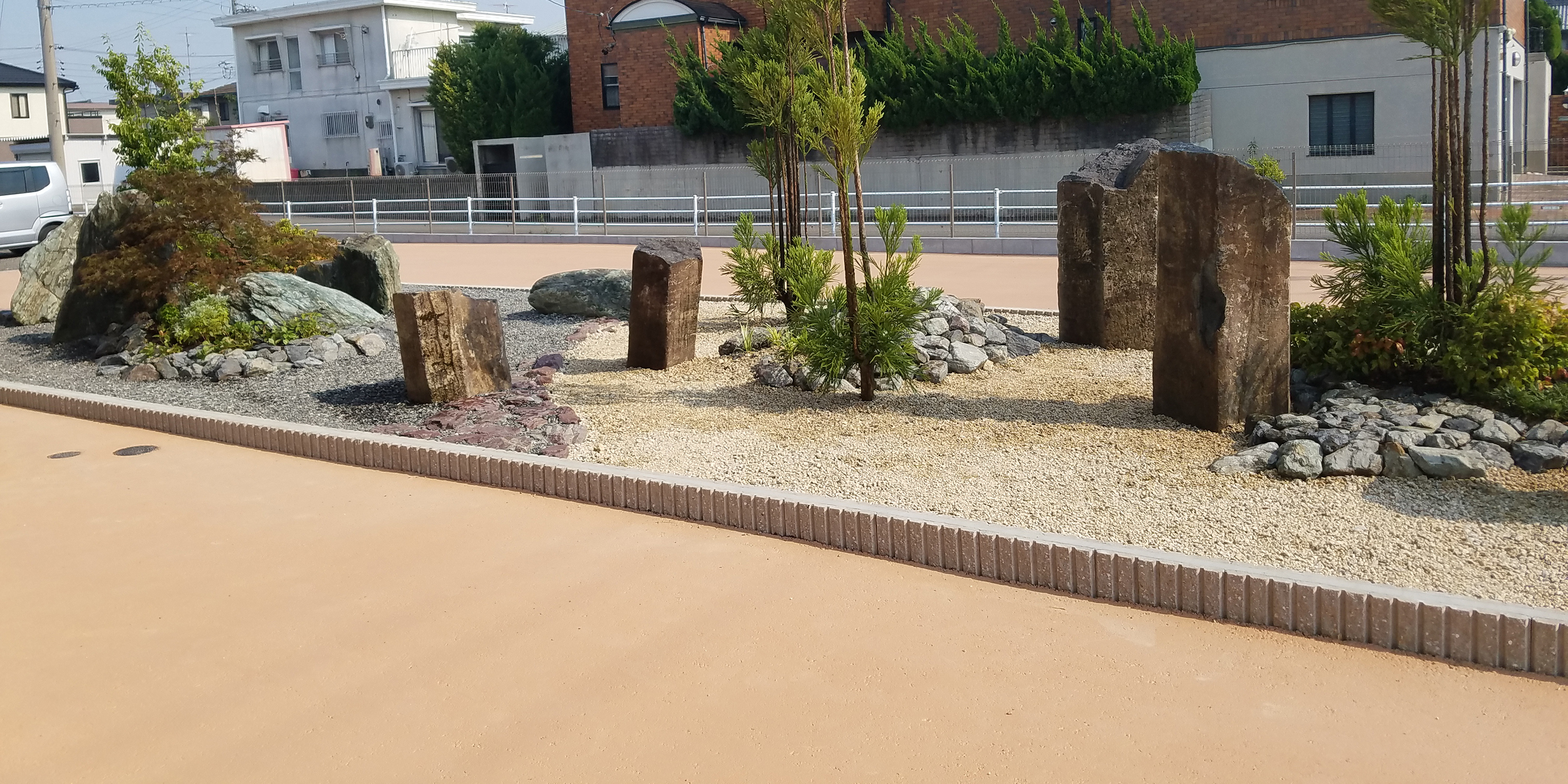 建物外観(正面斜め)