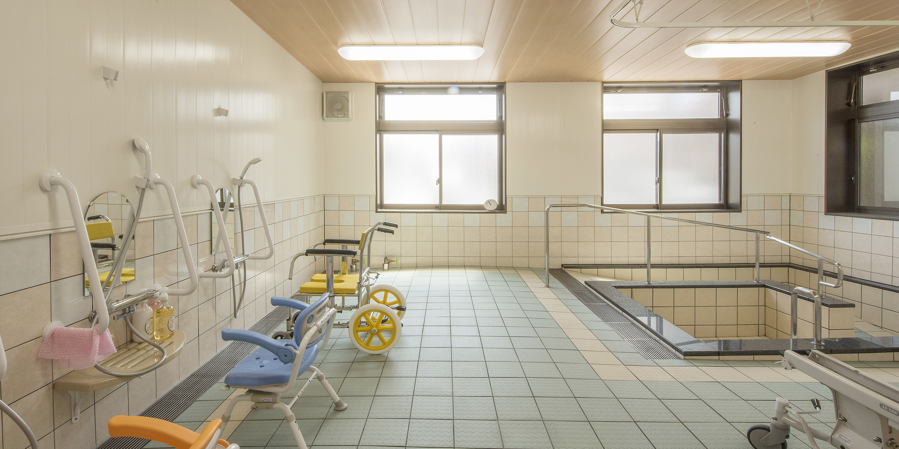 建物外観(正面斜め)