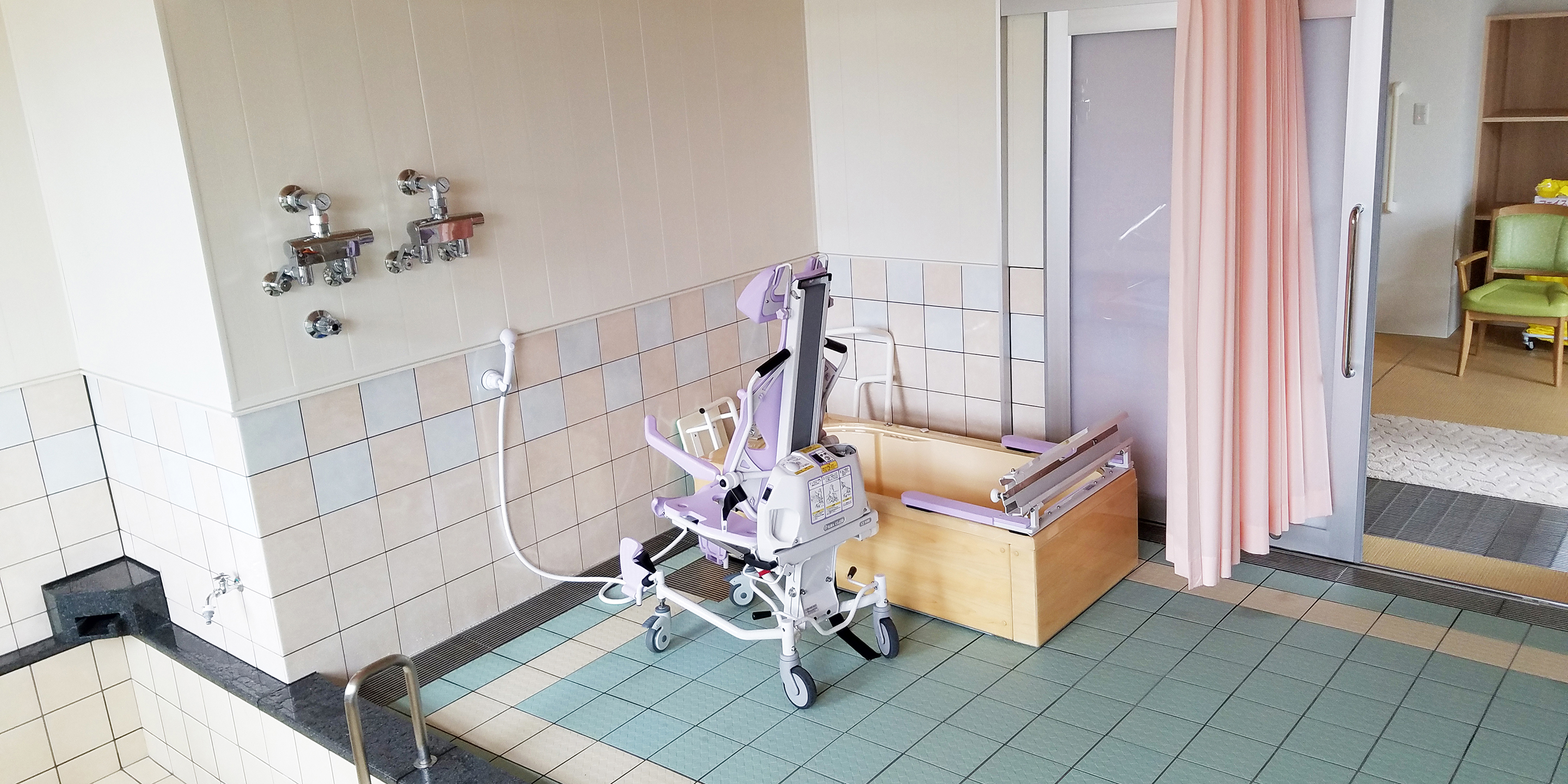 建物外観(正面斜め)