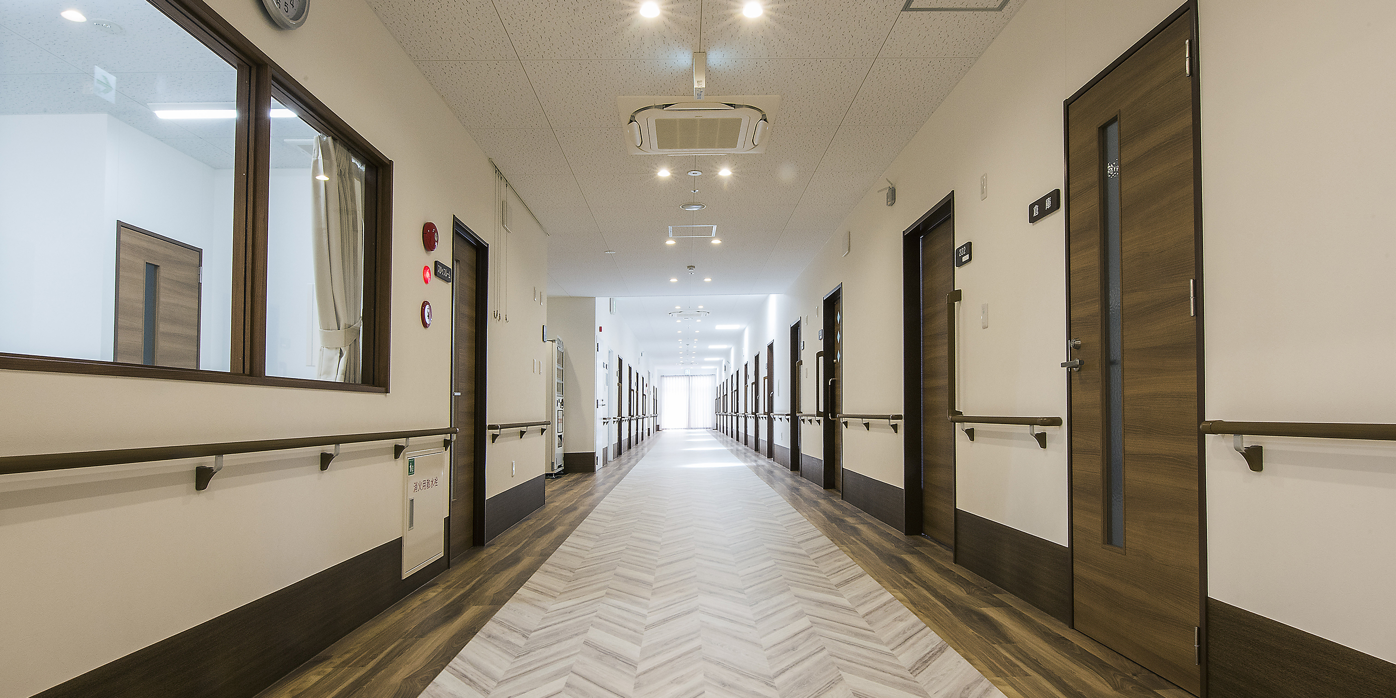 建物外観(正面斜め)